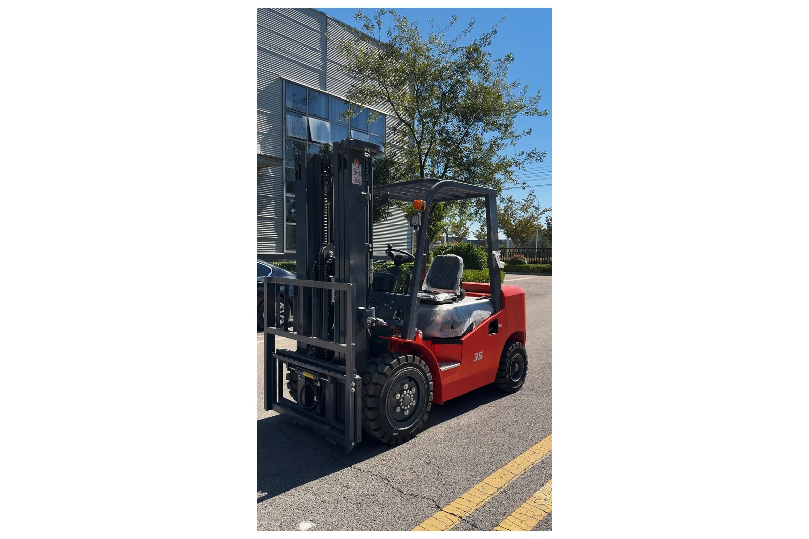 CPC(D)35 3.5 t diesel forklift — front three quarter photograph